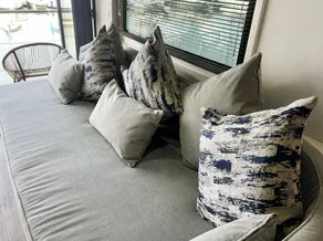 Island Harbour Houseboat - Image 2