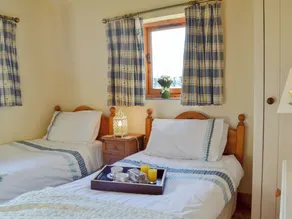 2 bedroom accommodation in Hooe, Battle - Image 5