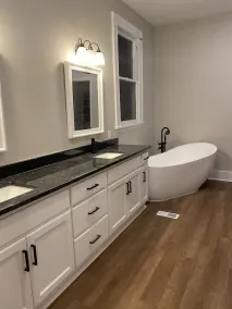 Ideal Location Spacious - Image 4