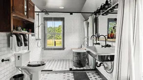 Farmhouse at Leeds by Avantstay Walled Garden + Soaking Tub + Private Barn Near Hudson - Image 3