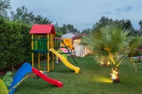 Villa Dimtrios, le luxe! Avec jacuzzi, piscine privée, gymnase, ping-pong et aire de jeux! - Image 3