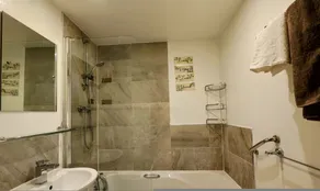 Stylish 2BR Apartment Parking PS5 Wifi - Image 5