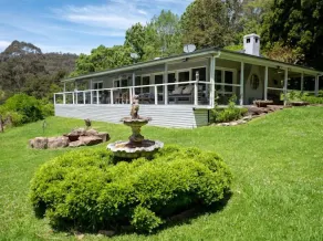 Cedar Tree Farmhouse in Cedar Brush Creek - Image 4