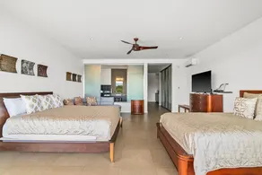 Relaxing Modern Oceanfront Suite–Sleeps 4 adults. - Image 4