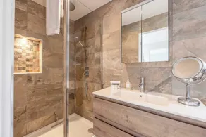Windsor Charm Spacious 3-Bed, Parking & Garden - By Tempstay - Image 4