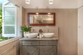Charming Queenslander with Pool – Perfect Family or Friends Getaway in Cairns - Image 3