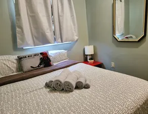 Comfortable 3 bedroom with easy access to Downtown - Image 3