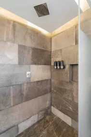 Luxury Studio with Private Outdoor Soaking Tub - Image 4