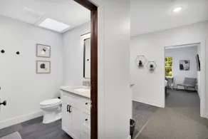 Queen Bed + Kitchen + Washer/Dryer, Mt Shasta #206 - Image 3