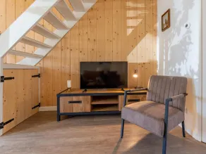 Cosy tiny house on park with playground - Image 2