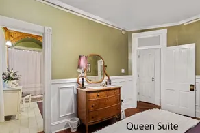 Private 3 room Queen Suite w/Kitchenette - Image 4