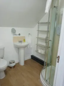 2 Bedrooms sleeps 4 free Wifi parking outdoor Area - Image 4
