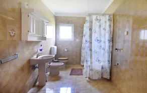 Einfache und geräumige Wohnung mit drei Schlafzimmern in Umag - Image 2