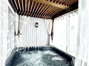 Private Outdoor Spa, Fire Pit - THE RETREAT COOLUM BEACH - Image 3