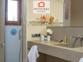Luxury Apartment with Modern Amenities, 100m from Beach, Parking Included - Image 3