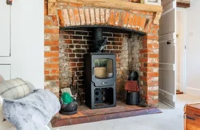 1 Apse Castle Cottage - Chocolate Box Cottage, Dog-Friendly 16th Century Cottage, surrounded by Ancient Woodland in Shanklin - Image 3