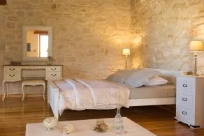 14th century Venetian open plan stone suite with sharing pool & private terrace - Image 3