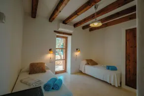 Villa mit Pool, großem Garten und mehreren Veranden - Image 3