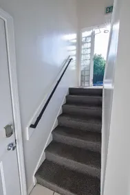Bright 1 bedroom apartment, close to shops and highway - Image 2