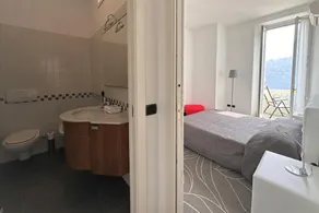 Stor lejlighed med privat parkering og udsigt over søen - Image 2