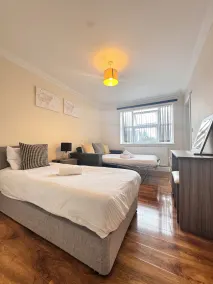 Stay Near Heathrow! Pristine, Convenient & Only 5 Mins to the Terminals - Image 5