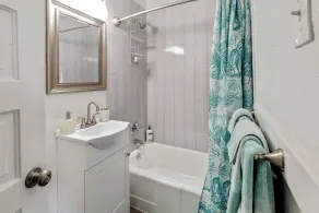94 WalkScore | King Bed | Capitol Hill Beachy Apt - Image 3