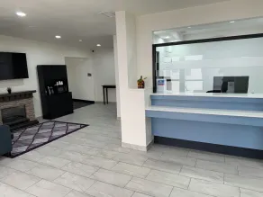 Lakeside Inn and Suites - Image 4