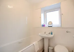 Modern two-bedroom apartment with excellent transport links to the city centre and beyond. Sleeps 4. - Image 3