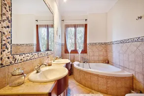 Stunning Villa, with large pool & gardens - Image 3