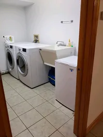 Gästesuite: Privates Schlafzimmer, Badezimmer, Wohnzimmer - Image 2