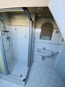 Beautiful top floor apartment with loft character - Image 2