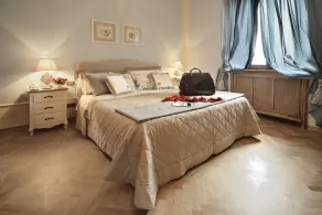 Villa surrounded by greenery with swimming pool, a few kilometers from the center - Image 3