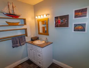 Appartement entièrement équipé d'une chambre à thème nautique. - Image 2