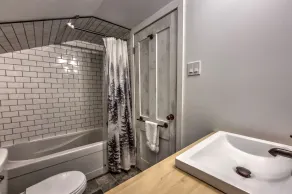 Cool & cosy retreat with private lake, paddleboard / kayaks, trails and firepit - Image 4