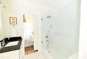 A Modern luxury oasis on the plaza - Image 4