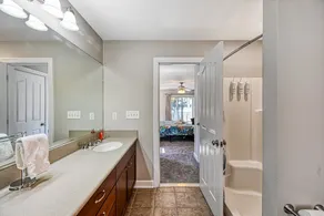 5BR and 5 1/2 BA Lakefront Home w/private hot tub and dogs ok! - Image 3
