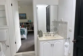 Separate & Self contained apartment in beautiful tropical garden close to beach. - Image 4