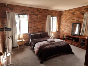 Pet Friendly\nLarge 3 Bedroom House \n2 Living Areas\nEnsuite & Outdoor Areas - Image 5