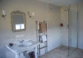 Luxury secluded 14c hilltop Farmhouse set in 10 acres - Image 3