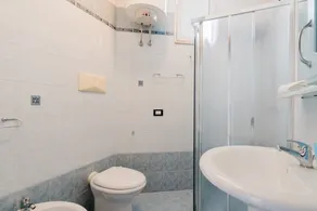 Central Apartment with Air Conditioning and Balcony - Image 2