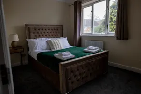 Spacious London Home - Garden, BBQ & Free Parking, Sleeps 8 - Image 4