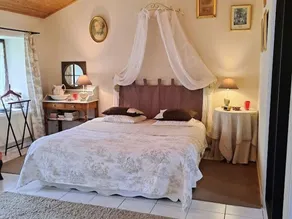 Ökologisches 18. Jhdt-Ferienhaus: 15 Min von Stränden & Hafen, King-Size Bett, privater Garten - Image 5
