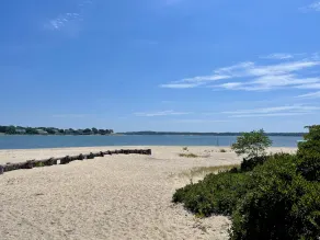Silver Beach Hideaway: newly updated quiet cozy cottage - 4 min walk to beaches! - Image 5