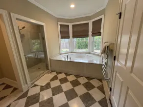 Lovely Vineyard home w/4 master suites & heated pool - 5 min from the beach! - Image 4