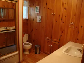 Lake Muskoka 4 BR Cottage, Sandy Beach, Sunny Decks, Private - Image 4