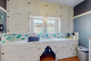 Charming dog-friendly home with enclosed yard, full kitchen, central AC, & W/D - Image 3