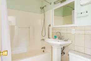 Privater beheizter Pool • Großes 4-Zimmer für Familien & Gruppen — 15 Min zum Strand & Newport - Image 3