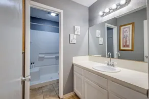2-bedroom residential home with screened in patio. - Image 4