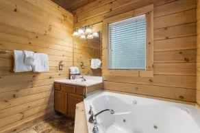 Expérience de vacances en cabane en rondins premium, HotTub, foyer, Woods Ozark Preserve - Image 5