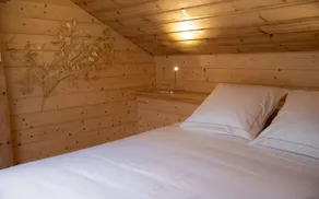 Eco-friendly chalet on the edge of a private pond - Image 5